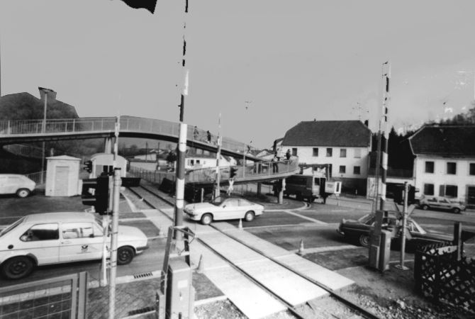 Bahnbergang mit Schranken..jpg (44628 Byte)