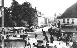 Marktplatz,Blich von der ev.Kirche..jpg (11963 Byte)