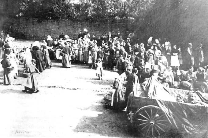 Wochenmarkt 1885..jpg (66583 Byte)